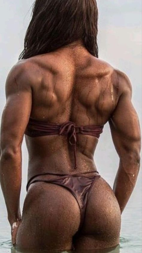 Woman Back Muscles Reference, Strong Woman Back Muscles, Bodybuilding Aesthetic Women, Woman Muscular Back, Muscular Woman Back Reference, Female Back Muscles Reference, Muscular Woman Anatomy, Back Muscles Female, Woman Back Anatomy