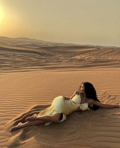 Sand Dunes Outfit, Dubai Picture Ideas, Desert Photoshoot Ideas, Sand Dunes Photoshoot, Dubai Outfit, Desert Outfit, Desert Pictures, Desert Photoshoot, Desert Aesthetic