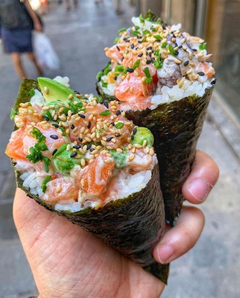 Salmon Kimbap, Japanese Sushi Aesthetic, Salmon Rice Avocado, Temaki Sushi, Japanese Meals, Rice Avocado, Sushi Salmon, Sushi Aesthetic, Japenese Food