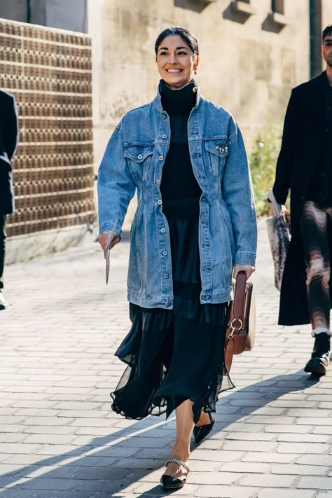 Paris Fashion Week Fall 2019 Denim Dress Street Style, Fall Fashion Paris, Modest Fall Fashion, Modest Fashion Fall, 2023 Street Style, Caroline Issa, Denim Street Style, Quoi Porter, Fashion Paris