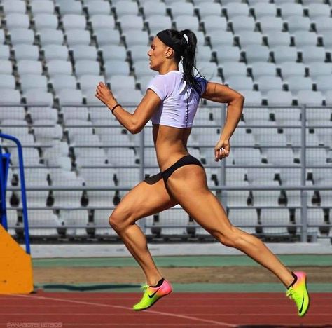 Female Crossfit Athletes, Running Pose, Athletic Body Type, Female Runner, Run Like A Girl, Patras, Athletic Body, Hot Fitness, Professional Athlete