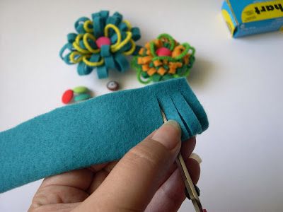 Christmas Pom Pom Crafts, Felt Flower Tutorial, Felt Succulents, Fabric Flower Pins, Flowers Felt, Felt Flowers Diy, Christmas Stocking Pattern, Handmade Flowers Fabric, Brooch Diy