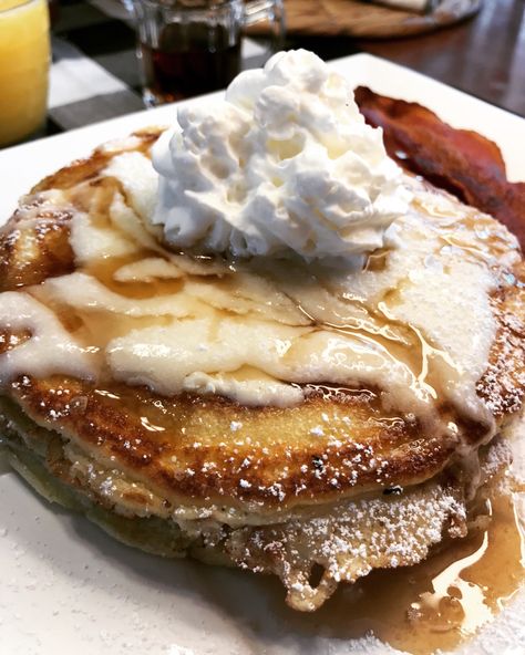 Bob Evans Cinnamon Pancakes Recipe, Speciality Pancakes, Pancake Topping Ideas, Brown Sugar Pancake Recipe, Special Pancakes, Cinnamon Streusel Pancakes, Brown Sugar Pancakes, Fall Breakfast Ideas, Gourmet Pancakes