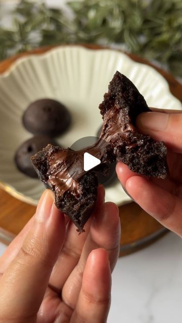 Ishita Dan || Kolkata food blogger on Instagram: "✨mini lava cakes✨

- 30 Oreo biscuits 
- 250ml hot milk
- 1/4 tsp baking soda 
- chocolate cubes 

Note: grease your appe pan. Cover and cook with a lid on the lowest heat for 4 to 5 minutes

#littlehealthyish #lavacake #oreocake #oreo 497514" Oreo Lava Cake, Mini Lava Cakes, Chocolate Cubes, Kolkata Food, Chocolate Cube, Oreo Biscuits, Oreo Cake, Lava Cakes, Kolkata