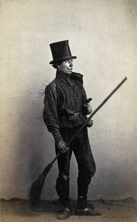 V65Q4W57HPGB The life of an apprentice chimney sweep in England in the 1600's - 1800's was dangerous and, too often, very short. This is a detailed description of their working lives. Hat Business, England History, Victorian London, Chimney Sweep, Blackbird, White Photo, Vintage Pictures, Vintage Photographs, Historical Photos