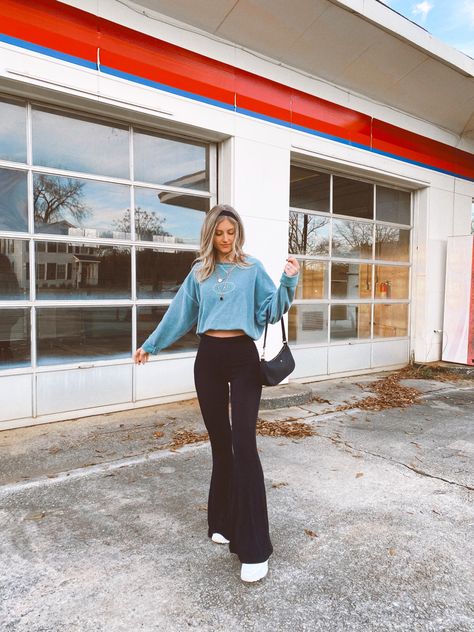 Bayleigh Barnes @bayleigh_barnes High Waisted Flare Leggings Outfit, Aerie Flare Leggings Outfit, Flare Outfits, Bonfire Outfit, Flare Leggings Outfit, Leggings Outfit Ideas, Casual Sport Outfit, Leggings Flare, Men's Outfits By Pattern