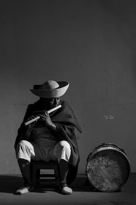 Ecuador Photography, Otavalo Ecuador, Nice Poster, Mexican American, Character Sketches, Mexican Culture, Vintage Portraits, Native Art, Ecuador