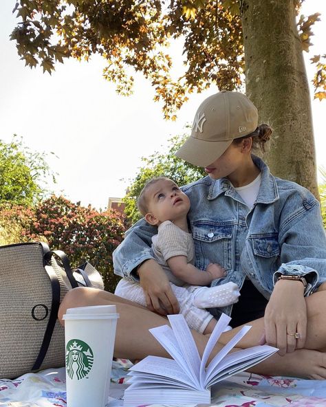 The most perfect mummy & daughter morning 🌤 Naomi Genes, Future Mommy, Moms Goals, Mommy Goals, Dream Family, Foto Baby, Future Mom, Mommy Life