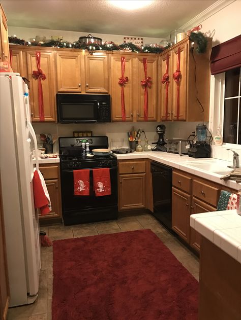 Christmas Kitchen Decor Brown Cabinets, Brown Cabinets Christmas Decor, Brown Kitchen Cabinets Christmas Decor, Brown Cabinet Christmas Decor, Cherry Wood Kitchens, Brown Kitchen Cabinets, Pretty Christmas Decorations, Kitchen Christmas, Brown Cabinets