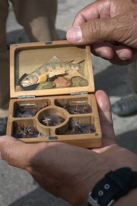 Fly box Pike Fishing Tips, Tenkara Fishing, Fishing Hacks, Fly Fishing Art, Diy Fishing Lures, Fly Fishing Accessories, Fishing Box, Fly Fishing Tips, Fly Fishing Gear