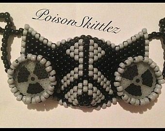 Kandi Gas Mask, Mask Gas, Rave Attire, Kandi Mask, Diy Kandi Bracelets, Diy Kandi, Punk Rock Outfits, Mask Tutorial, Halloween Beads