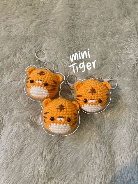 Crochet Tiger Keychain, Pokeball Crochet Pattern, Tiger Keychain, Tiger Crochet, Crochet Tiger, Small Crochet Gifts, Tiny Animals, Hand Knitting Diy, Crochet Tutorial Pattern