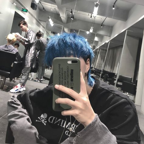 Black Hair Blue Tint, Alt Hairstyle, Black Hair With Blue Highlights, Mens Blue Hair, Boys Blue Hair, Blue Hair Aesthetic, Blue Hair Highlights, Mens Haircuts Short Hair, Blue Black Hair