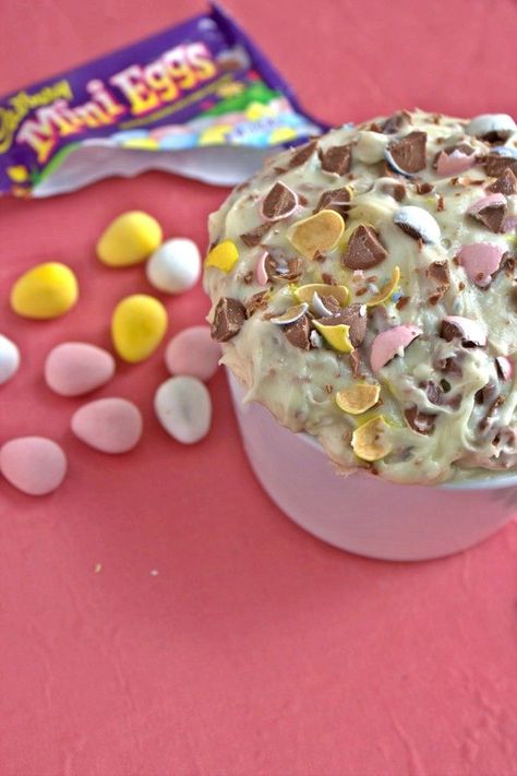 Cadbury mini egg dip :: turn your favorite Easter candy into a party favorite Cadbury Mini Egg Recipes, Mini Egg Cake, Mini Egg Recipes, Egg Dip, Cadbury Mini Egg Cookies, Mini Eggs Cake, Chocolate Cadbury, Mini Eggs Cookies, Cake Dip