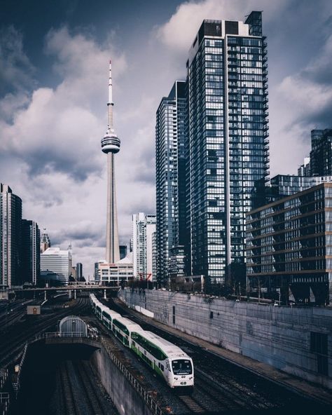 Toronto Itinerary for First-Timers: Your Must-Have 3-Day Guide • HUNGRY 416 Toronto Itinerary, Toronto Cn Tower, Sky Photoshop, Im Rich, Toronto Island, Ontario Travel, Royal Ontario Museum, Toronto Travel, New Photography