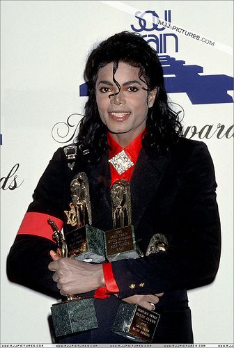 soul-train-awards-michael-jackson | mirna_moh00 | Flickr Michael Jackson Awards, Mjj Pictures, Train Music, Soul Train Awards, Hee Man, Michael Jackson Wallpaper, Sammy Davis Jr, Michael Jackson Smile, Joseph Jackson