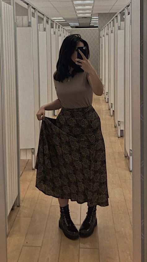 Long Skirt Midsize, Long Skirts Outfit Aesthetic, Maxi Skirt Outfit Midsize, Midsize Long Skirt Outfit, Maxi Skirt Outfit Mid Size, Maxi Skirt Outfit Plus Size, Plus Size Long Skirt Outfits, Modest Outfits Plus Size, Midsize Skirt Outfit