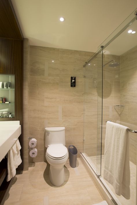 Hotel Room Design Bathroom, Bathroom Hotel Luxury, Hotel Room Interior Luxury, Shower Travertine, Luxurious Guest Bathroom, Hotel Bathroom Design Luxury, Hotel Room Bathroom, Toilet Tiles Design, Toilet Rooms