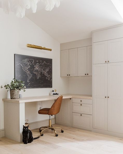 Happy happy weekend! This morning in my stories I’m sharing how I’m using an Ikea kitchen cabinet as desk storage. Peek inside our drawers… Asymmetrical Built Ins, Corner Built In Desk, Greece House, Ikea Built In, Georgia House, Basement Office, Office Built Ins, Jenna Sue, Home Office Cabinets