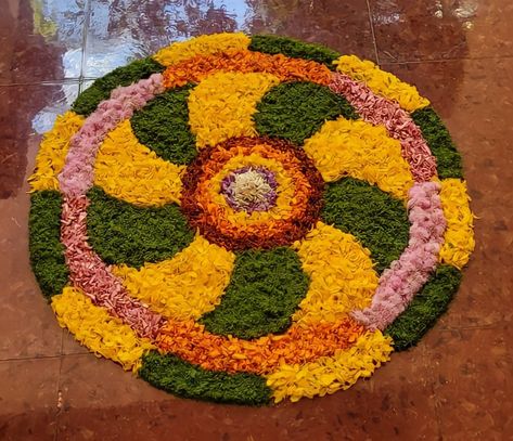 Kerala Festival, Onam Pookalam Design, Onam Kerala, Floral Rangoli, Happy Diwali Rangoli, Onam Pookalam, Pista Shell Crafts, Pookalam Design, Simple Flower Rangoli