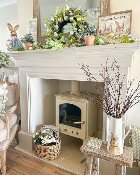 Apartment Bedroom Interior, Easter Fireplace Decor, Vintage Spring Aesthetic, Spring Fireplace Decor, Vintage Spring Wedding, Color Palette Vintage, Boho Vintage Decor, Easter Mantle Decor, Vintage Spring Decor