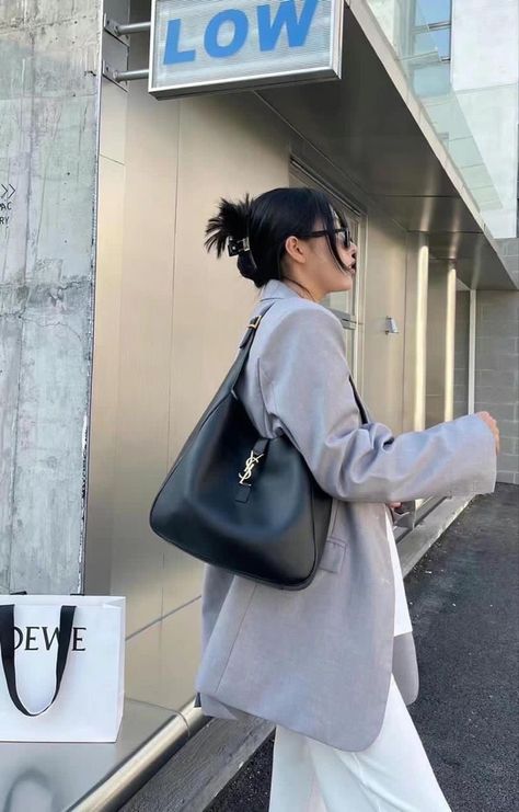 Saint Laurent Bag Outfit, Ysl Bag Outfit, Blazer Aesthetic, Hobo Bag Outfit, Ysl Backpack, Ysl Tote Bag, Ysl Tote, Tote Bag Outfit, Womens Work Bag