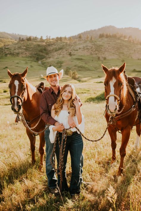 Colorado Mountain Proposal | HANNAH   NATHAN - westernweddingmagazine.com Couple Horse Photography, Shooting Photo Couple, Country Couple Photos, Mountain Proposal, Western Engagement Photos, Country Couple Pictures, Country Relationship Goals, Cute Country Couples, Western Engagement