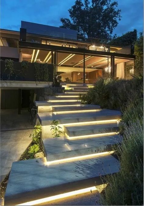 Floating Steps Outdoor, Floating Stairs Outdoor, Concrete Stairs Outdoor, Backyard Stairs, Floating Steps, Stairs Lighting, Garden Stairs, Exterior Stairs, Outdoor Steps