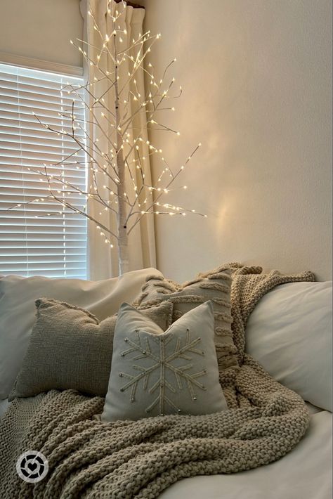 Organic Christmas Decor, Christmas Decor Neutral, Minimalist Christmas Decor Ideas, Cozy Home Ideas, Christmas Decor Modern, Modern Fireplace Tools, Minimalist Holiday Decor, Organic Christmas, Christmas Tree Light Up