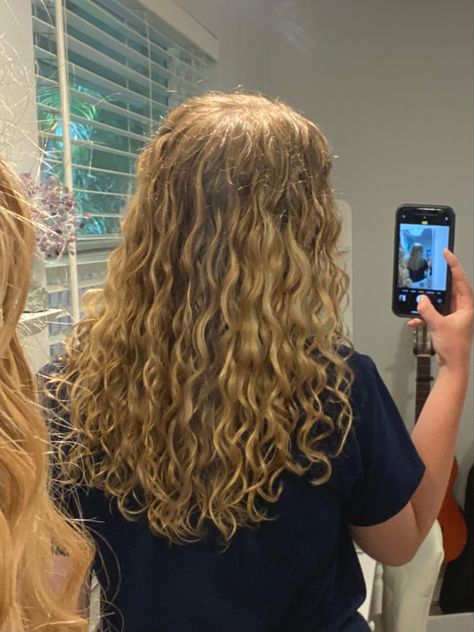 Natural Blonde Wavy Hair, Wavy Curly Blonde Hair, Blonde Hair Wavy Natural, Natural Blonde Curls, 2b Blonde Hair, Dirty Blonde Hair Curly, Wavy Blonde Hair Naturally, Dirty Blonde Wavy Hair, Blonde Wavy Curly Hair