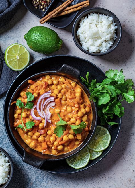 Spicy Chickpea Curry Spicy Curry Recipes, 50 Calorie Snacks, Food Giveaways, Vegan Chickpea Curry, Vegan Chickpea, Low Calorie Cooking, Speed Foods, No Calorie Snacks, Chickpea Curry