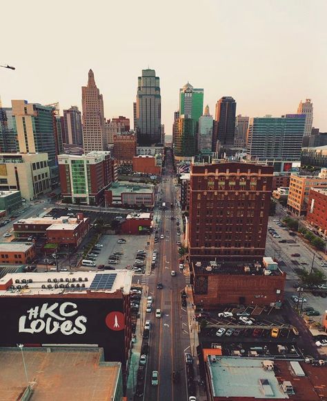 Kansas City Scenes on Instagram: “📸: @peijie_17_li” Power And Light District Kansas City, Kansas City Aesthetic, Kansas Aesthetic, Travel Missouri, 2025 Moodboard, Kansas City Skyline, Chiefs Kingdom, 2025 Goals, College Aesthetic