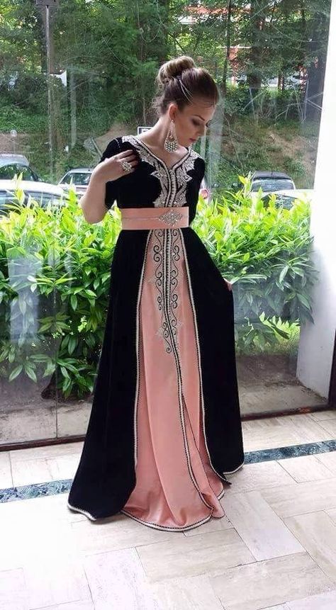 Arabian Dress Traditional, Arabic Dress Traditional, Dubai Abaya Design, Arab Dresses, Wedding Abaya, Arabic Wedding Dresses, Stylish Prom Dress, Arabian Dress, Abaya Design