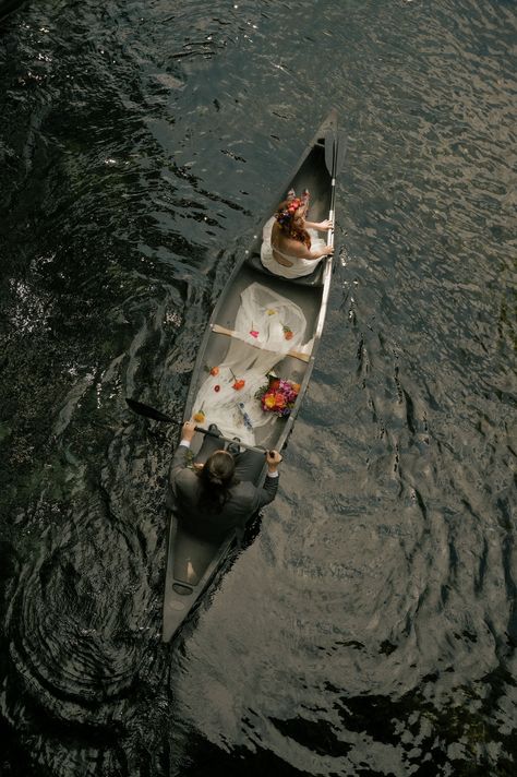 State Park Wedding with a canoe wedding exit, Brittany + Justin shared a beautiful first look in the forest before getting married amongst nature and their closest friends. Canoe Elopement, Drink Canoe Wedding, Canoe Engagement Pictures, Floral Canoe Photoshoot, Wedding Canoe Pictures, Canoe Wedding, Florida Springs, Wedding Exits, Adventure Photos