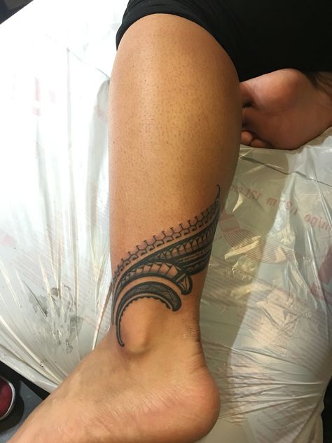 Polynesian ankle tattoo Polynesian Ankle Tattoo, Small Polynesian Tattoo, Kirituhi Tattoo, Bibi Tattoo, Tattoo Women Arm, Ankle Cuff Tattoo, Fijian Tattoo, Poly Tattoo, Ladies Tattoo