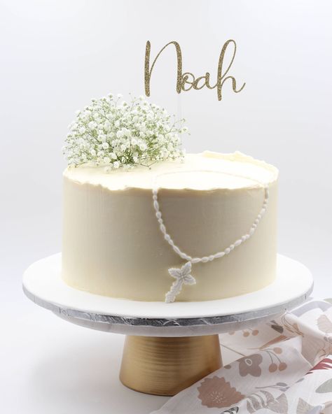 Sweet and simple baptism cake with Gypsophila flowers 🤍 Glittery gold cake topper from @confetti2.0 Baptismal Cake Design, Gypsophila Cake Decoration, Baptism Cake Topper, Baby Boy Baptism Cake, Simple Baptism Cake, Baptism Reception, Baptism Cake Boy, Christening Cake Boy, Gold Cake Topper