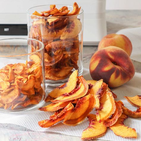 How to dehydrate peaches Dehydrate Peaches, Dehydrated Peaches, Luvele Recipes, Homemade Soy Milk, Dried Peaches, Green Curry Paste, Portable Snacks, Homemade Muesli, Peach Slices