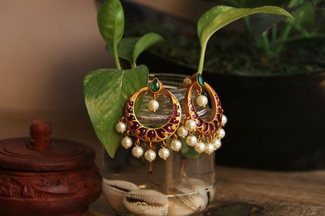 Gold Chandbali Earrings, Gold Chandbali, Antique Gold Earrings, Chandbali Earrings, Baby Earrings, Gold Jewelry Stores, Indian Jewelry Sets, Bangles Jewelry Designs, Diamond Jewelry Designs