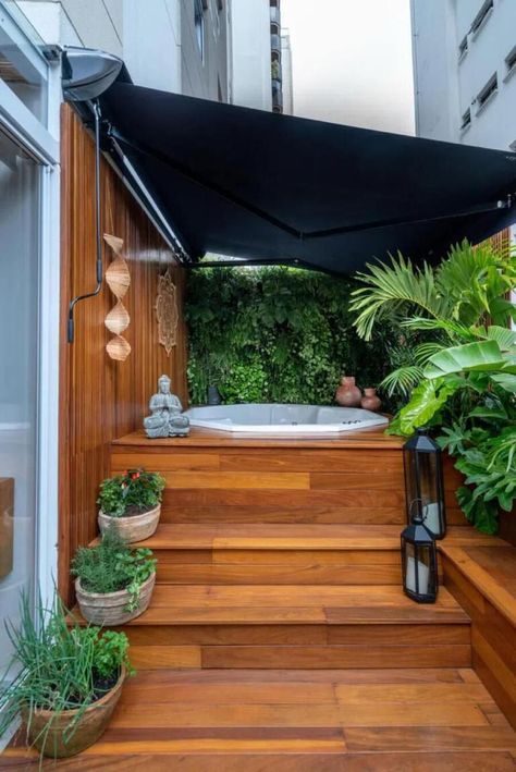 Fotos: Julia Herman/ Divulgação O apartamento garden, que é um apartamento térreo, com hidromassagem, madeira, plantas e adornos. #decor #interiordesign #balcony Patio Decoration Ideas, Roof Terrace Design, Rooftop Terrace Design, Hot Tub Garden, Jacuzzi Outdoor, Outdoor Living Rooms, Small Living Room Decor, Terrace Design, Living Room Decor Ideas