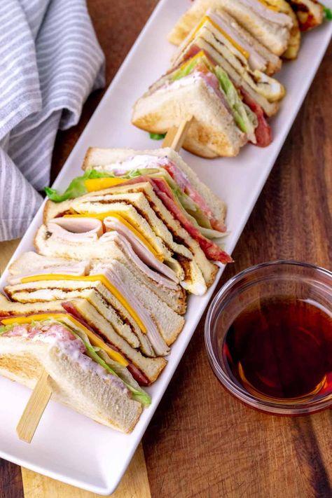 Diner Deluxe Clubhouse Sandwich - Whipped It Up Clubhouse Sandwich Recipe, Sandwich Plating Ideas, Clubhouse Sandwich, Club Sandwich Recipes, Plating Ideas, Cold Sandwiches, Gourmet Sandwiches, Sandwich Ingredients, Sandwiches For Lunch