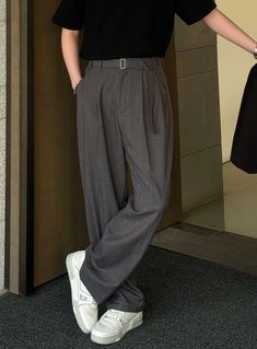 Wide Legged Trousers Outfit, Fit Trousers Outfit, Trousers Outfit Men, Streets Of Seoul, Wide Legged Trousers, Loose Fit Trousers, Trousers Outfit, Trouser Outfit, Men's Korean Style