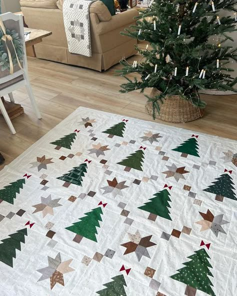 Quilted Christmas Tree Pattern, Quilting Christmas Projects, Modern Christmas Quilt Patterns, Christmas Patchwork Quilt, Christmas Quilts Patterns, Christmas Tree Quilt Pattern, Modern Christmas Quilt, Christmas Quilting Projects, Winter Quilt