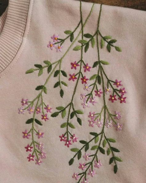 Simple Hand Embroidery Patterns, Diy Embroidery Designs, Embroidery Tshirt, Hand Embroidery Videos, Diy Embroidery Patterns, Basic Embroidery Stitches, Patterns Embroidery, Handmade Embroidery Designs, Embroidery Stitches Tutorial