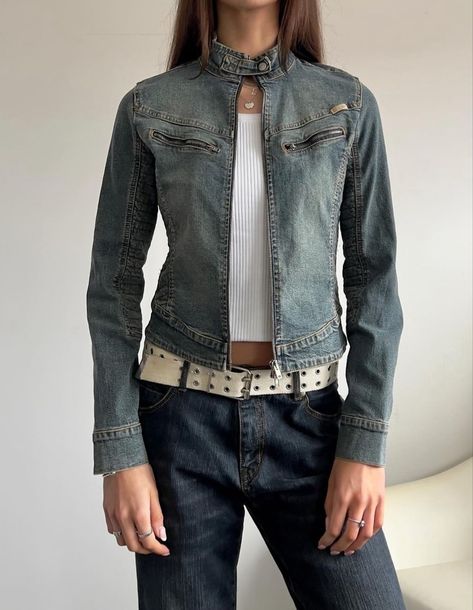 White Jean Jacket Outfits Fall, Y2k Jean Jacket Outfit, Vintage Denim Outfits, Fitted Jacket Outfit, Fitted Denim Jacket Outfit, Vintage Jean Jacket Outfit, Jean Jacket Outfits Women, Jean Jacket Aesthetic, Vintage Denim Jacket Outfit