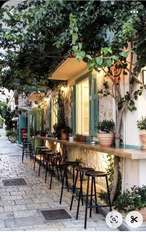 Best Bars In The World, Courtyard Cafe Design, Nature Cafe Design, Cottagecore Restaurant, Lefkada Town, Cafe Outside, European Cafe, Café Design, Cafe Garden