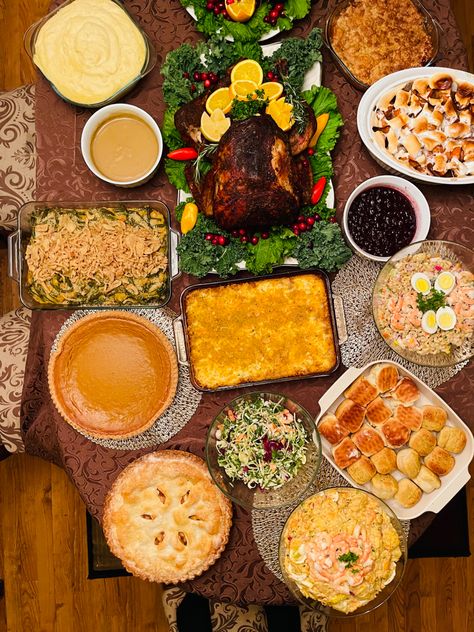 Thanksgiving Layout Food, Thanksgiving Plates Food, Thanksgiving Black Families Food, Thanksgiving Buffet Table, Thanksgiving Food Table, Thanksgiving Dinner Table Setting, Food Display Table, Friendsgiving Dinner Party, Thanksgiving Plates