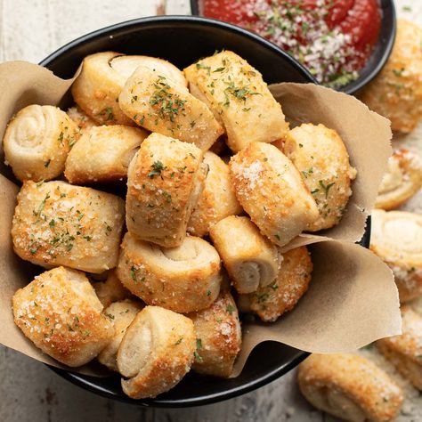 Easy Parmesan Bites Recipe (Better than Dominos!) Dominos Parmesan Bread Bites, Dominos Bread Bites, Dominos Garlic Parmesan Bites, Pizza Dough Bites, Parmesan Bread Bites, Parmesan Bites, Bread Bites, Pretzel Bites Recipes, Garlic Knots Recipe