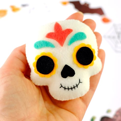 Fall Felt Crafts, Halloween Mobile, Felt Skull, Halloween Felt Crafts, Svg Patterns, Felt Toys Diy, Felt Baby Mobile, Patterns Halloween, Skull Crafts