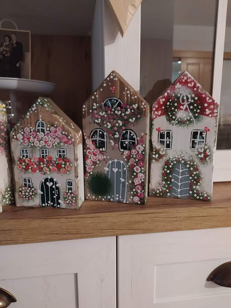 Christmas Wooden Houses Craft, Wooden Houses Craft, Christmas Wooden Houses, Scrap Wood Art, Driftwood Diy, Small Wooden House, Wood Block Crafts, Diy Xmas Gifts, Wooden Houses