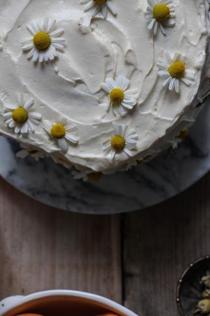 chamomile apricot vertical roll cake Chamomile Cake Decoration, Chamomile Flower Cake, Cake With Camomile Flowers, Cake With Chamomile Flowers, Chamomile Cake Design, Chamomile Birthday Theme, Chamomile Cake, Pasteles Aesthetic, Yea Party